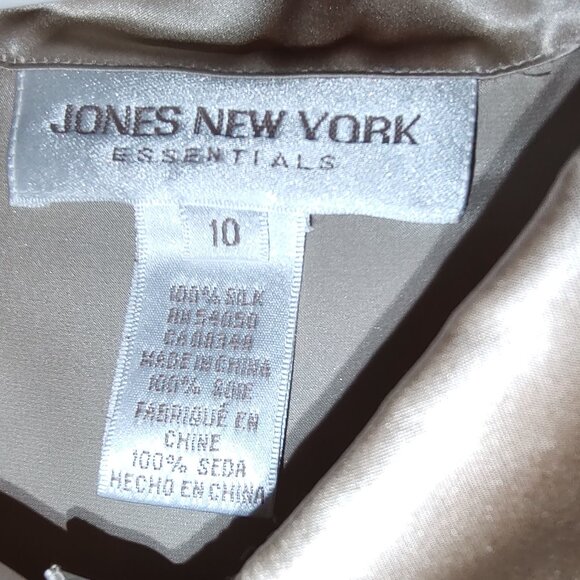 JONES NEW YORK 100% SILK BLOUSE LONG SLEEVES SHIRT TAIL HEM LGT TAUPE NWT SZ 10 - Picture 3 of 7